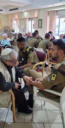 לוחמי גולני ביקרו בבית הספרדי והתחברו לדיירים