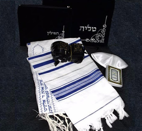 סט תפילין הכולל וטלית, ספר, כיפה תפילין ונרתיקים על רקע כחול כהה