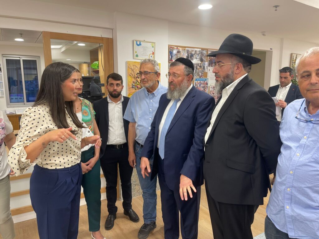 שר העבודה, יואב בן צור (ש"ס), הגיע לבית הספרדי בחיפה בתמונה עו"ד יוסף גילאור, מורן מזרחי, מנהלת הקרנות של הביטוח הלאומי, ויפה בן וליד, מנהלת קרן הסיעוד קרדיט צילומים הללי אורגינלשר העבודה, יואב בן צור (ש"ס), הגיע לבית הספרדי בחיפה בתמונה עו"ד יוסף גילאור, מורן מזרחי, מנהלת הקרנות של הביטוח הלאומי, ויפה בן וליד, מנהלת קרן הסיעוד קרדיט צילומים הללי אורגינל