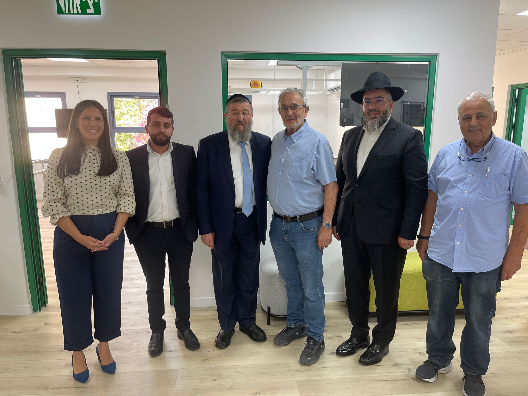 שר העבודה, יואב בן צור (ש"ס), הגיע לבית הספרדי בחיפה בתמונה עו"ד יוסף גילאור, מורן מזרחי, מנהלת הקרנות של הביטוח הלאומי, ויפה בן וליד, מנהלת קרן הסיעוד קרדיט צילומים הללי אורגינלשר העבודה, יואב בן צור (ש"ס), הגיע לבית הספרדי בחיפה  בתמונה עו"ד יוסף גילאור, מורן מזרחי, מנהלת הקרנות של הביטוח הלאומי, ויפה בן וליד, מנהלת קרן הסיעוד קרדיט צילומים הללי אורגינל