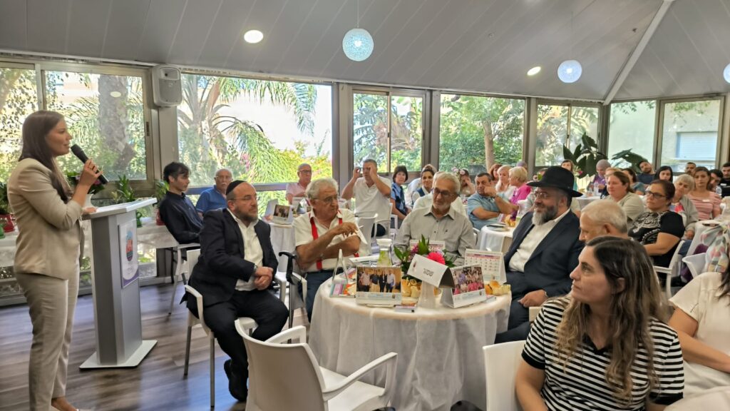 הרמת כוסית לכבוד תשפ"ה בבית הספרדי